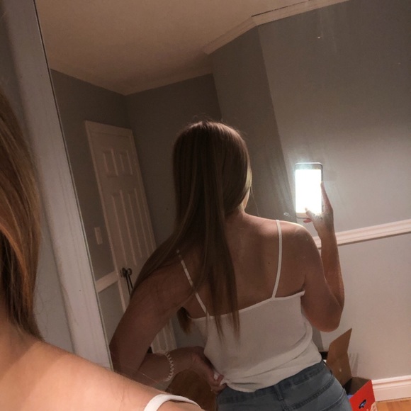 SIMPLE WHITE CAMI🌸 - Picture 1 of 2